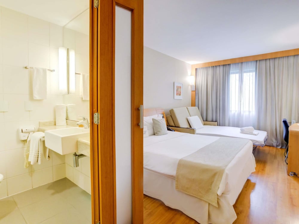 Habitación Executive con 1 cama doble y 1 sofá cama del hotel Novotel Rj Santos Dumont. Foto 12