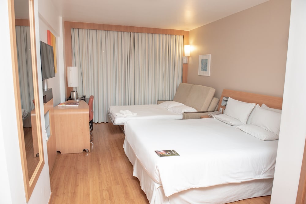 Apartamento de categoría superior con cama doble y sofá cama del hotel Novotel Rj Santos Dumont. Foto 1