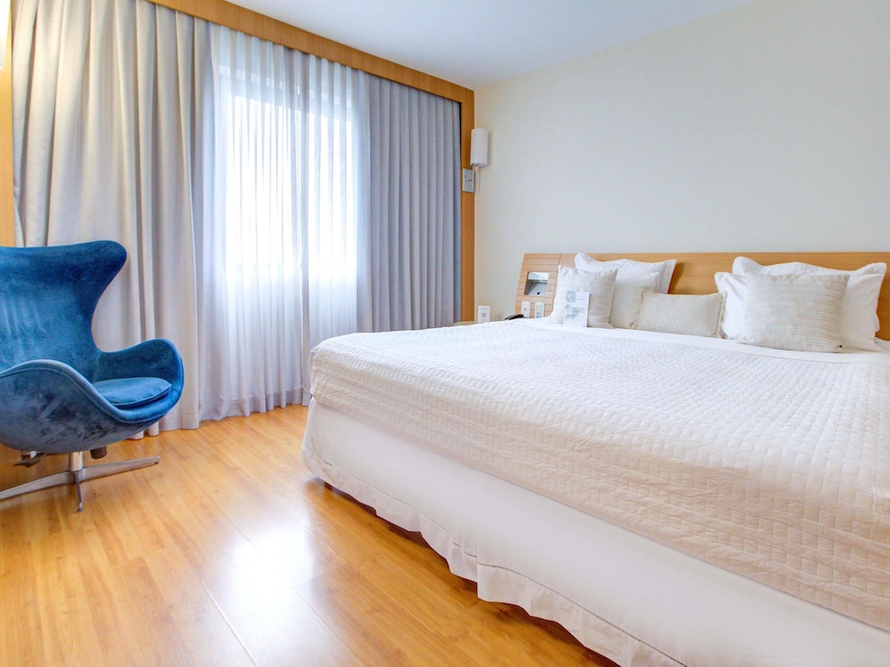 Apartamento de categoría superior con cama doble y sofá cama del hotel Novotel Rj Santos Dumont. Foto 3