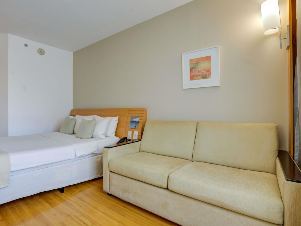 Apartamento de categoría superior con cama doble y sofá cama del hotel Novotel Rj Santos Dumont. Foto 4