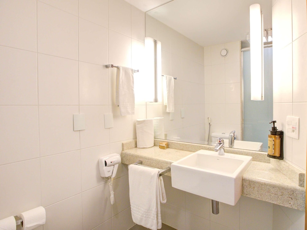 Apartamento de categoría superior con cama doble y sofá cama del hotel Novotel Rj Santos Dumont. Foto 6