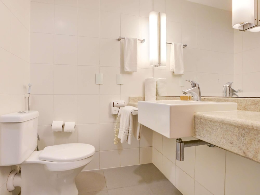Apartamento de categoría superior con cama doble y sofá cama del hotel Novotel Rj Santos Dumont. Foto 7