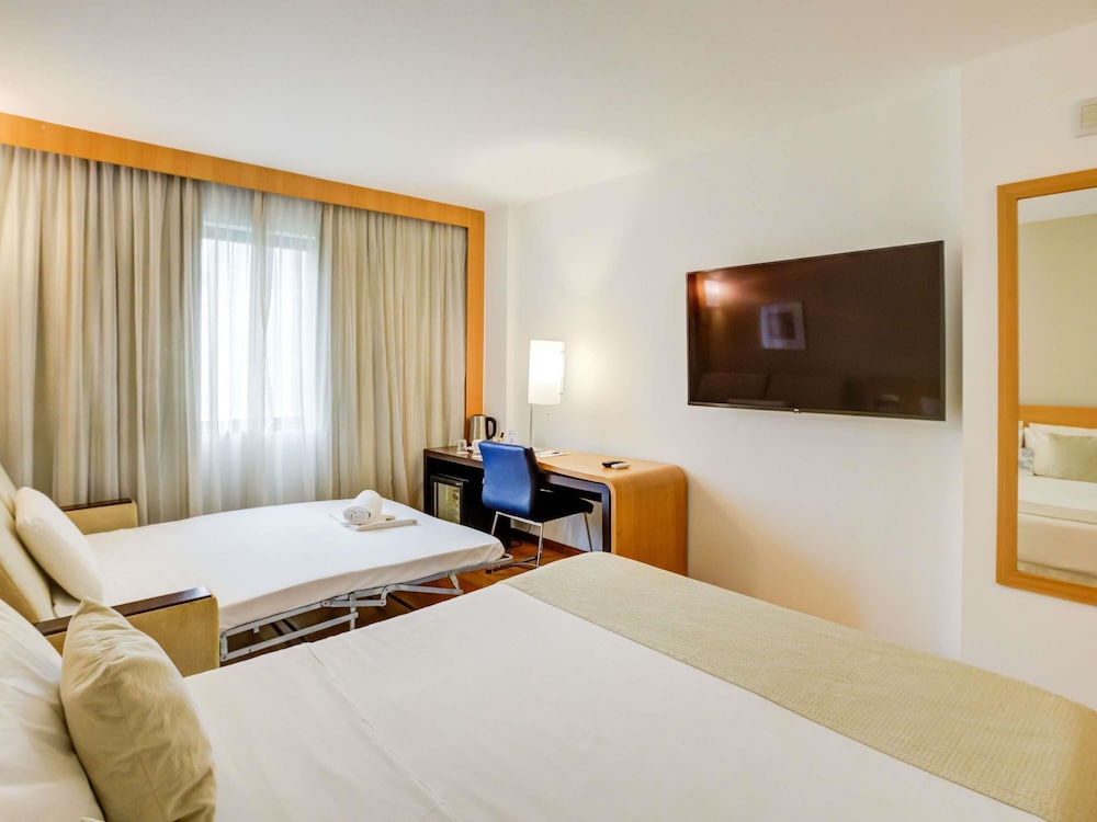 Apartamento de categoría superior con cama doble y sofá cama del hotel Novotel Rj Santos Dumont. Foto 10