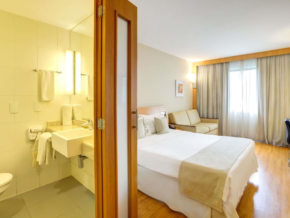 Apartamento de categoría superior con cama doble y sofá cama del hotel Novotel Rj Santos Dumont. Foto 11