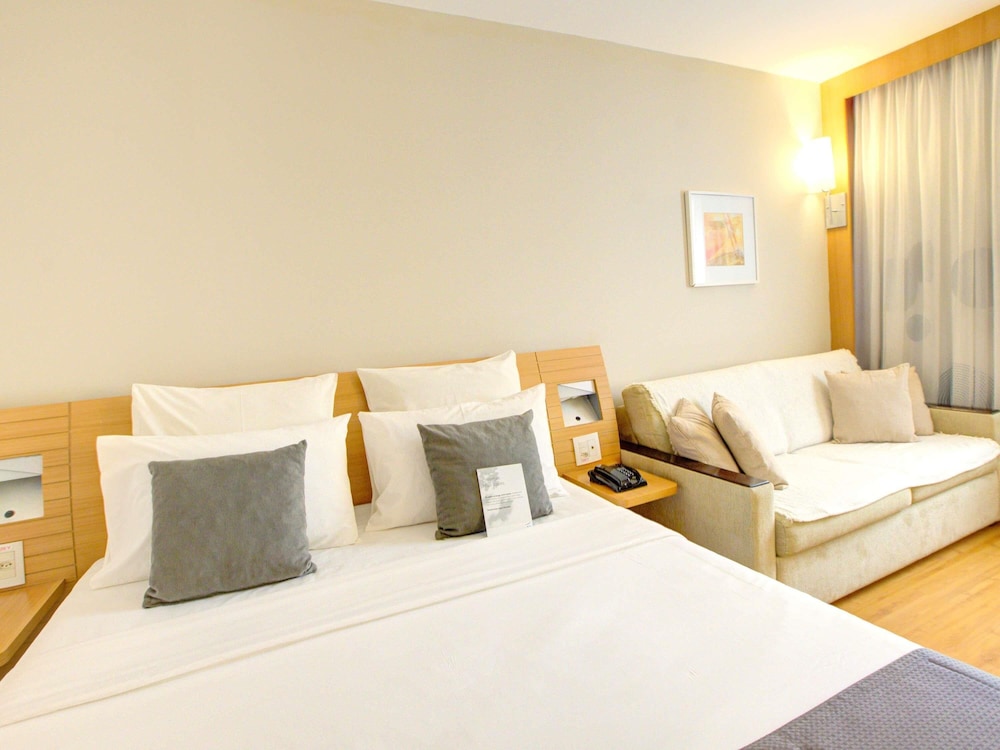 Apartamento de categoría superior con cama doble y sofá cama del hotel Novotel Rj Santos Dumont. Foto 12