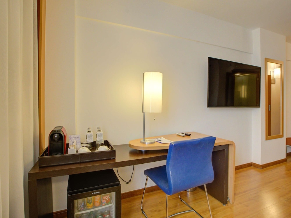 Apartamento de categoría superior con cama doble y sofá cama del hotel Novotel Rj Santos Dumont. Foto 13