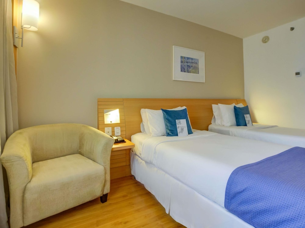 Habitación de categoría superior con 2 camas individuales del hotel Novotel Rj Santos Dumont