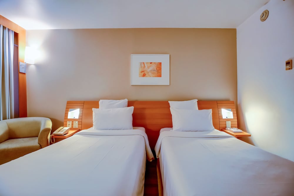Habitación de categoría superior con 2 camas individuales del hotel Novotel Rj Santos Dumont. Foto 1