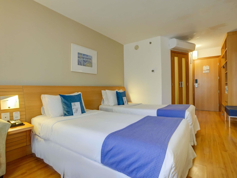 Habitación de categoría superior con 2 camas individuales del hotel Novotel Rj Santos Dumont. Foto 2