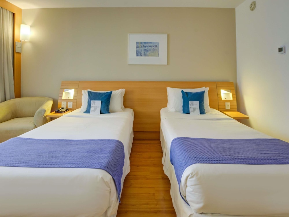 Habitación de categoría superior con 2 camas individuales del hotel Novotel Rj Santos Dumont. Foto 3