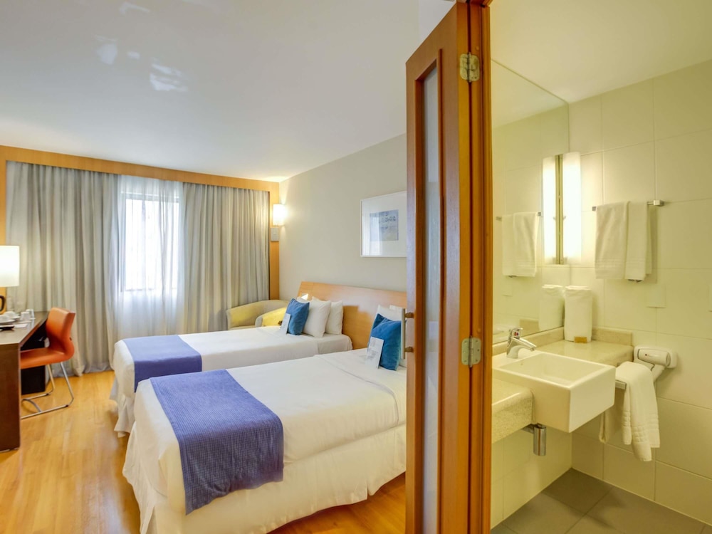 Habitación de categoría superior con 2 camas individuales del hotel Novotel Rj Santos Dumont. Foto 6
