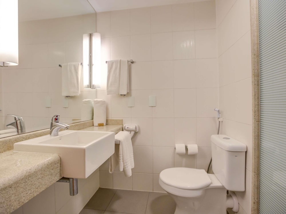 Habitación de categoría superior con 2 camas individuales del hotel Novotel Rj Santos Dumont. Foto 7