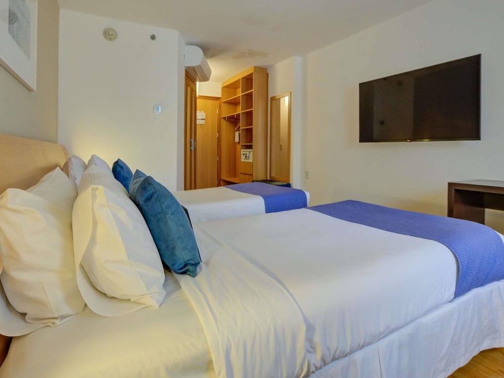 Habitación de categoría superior con 2 camas individuales del hotel Novotel Rj Santos Dumont. Foto 8