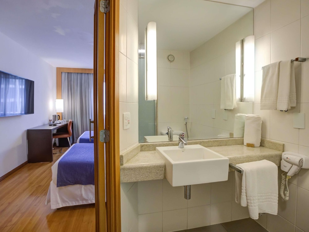 Habitación de categoría superior con 2 camas individuales del hotel Novotel Rj Santos Dumont. Foto 10