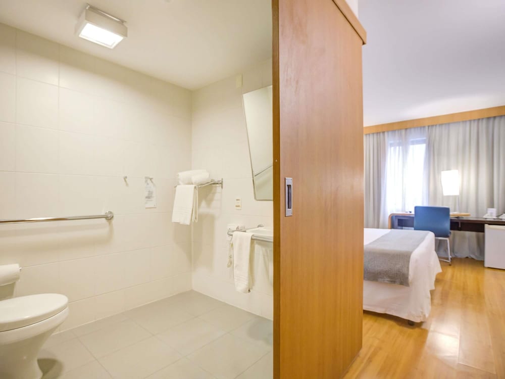 Habitación de categoría superior con una cama doble para huéspedes con limitaciones físicas del hotel Novotel Rj Santos Dumont