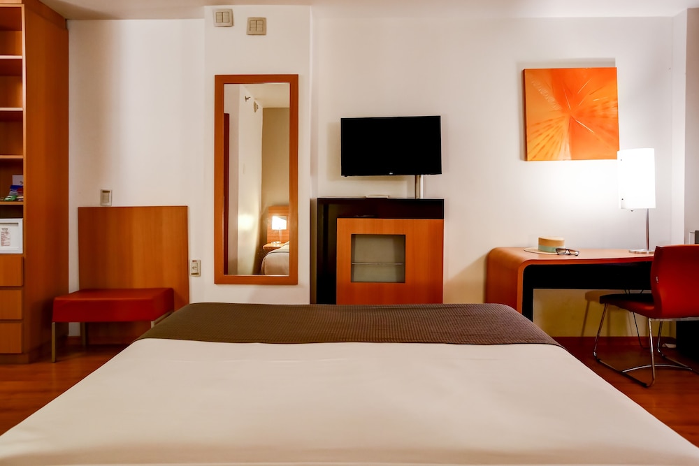 Habitación de categoría superior con una cama doble para huéspedes con limitaciones físicas del hotel Novotel Rj Santos Dumont. Foto 1