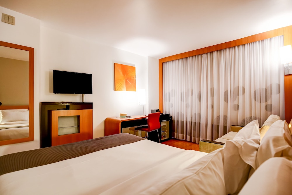 Habitación de categoría superior con una cama doble para huéspedes con limitaciones físicas del hotel Novotel Rj Santos Dumont. Foto 2