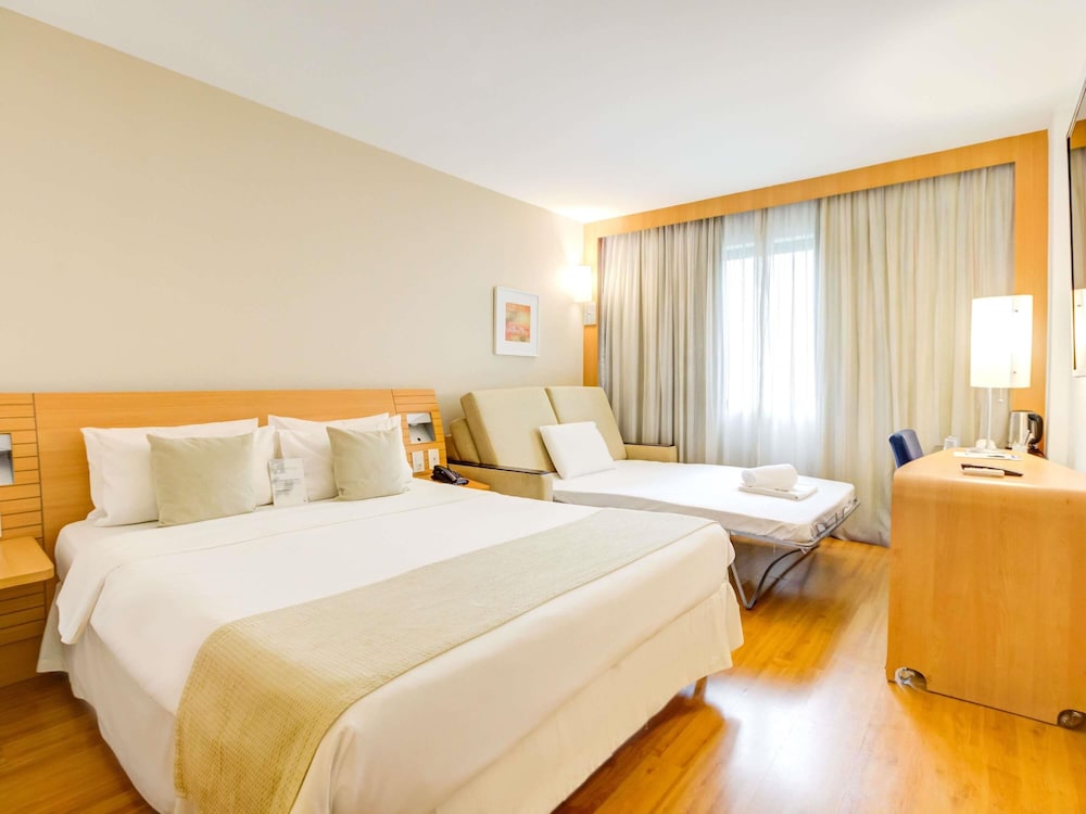 Habitación de categoría superior con una cama doble para huéspedes con limitaciones físicas del hotel Novotel Rj Santos Dumont. Foto 3