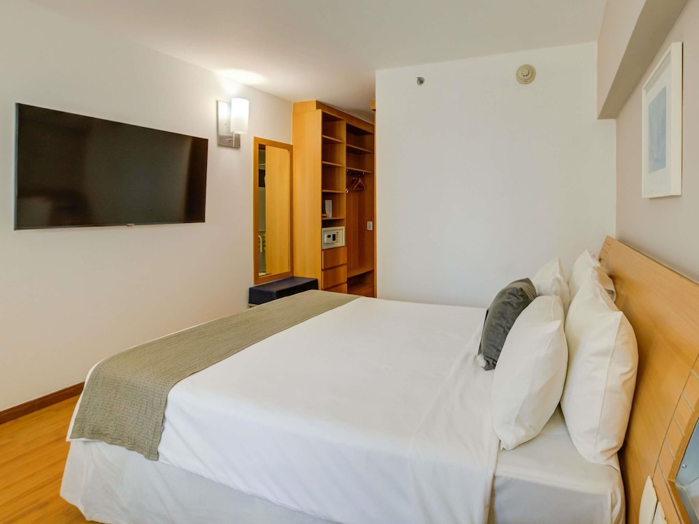 Habitación de categoría superior con una cama doble para huéspedes con limitaciones físicas del hotel Novotel Rj Santos Dumont. Foto 5