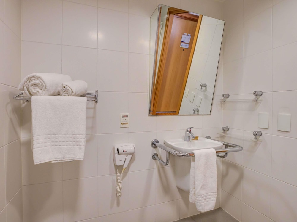 Habitación de categoría superior con una cama doble para huéspedes con limitaciones físicas del hotel Novotel Rj Santos Dumont. Foto 7