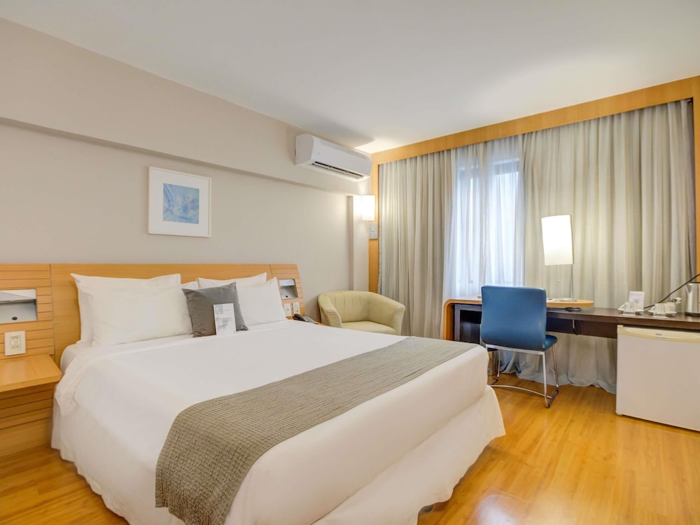Habitación de categoría superior con una cama doble para huéspedes con limitaciones físicas del hotel Novotel Rj Santos Dumont. Foto 8