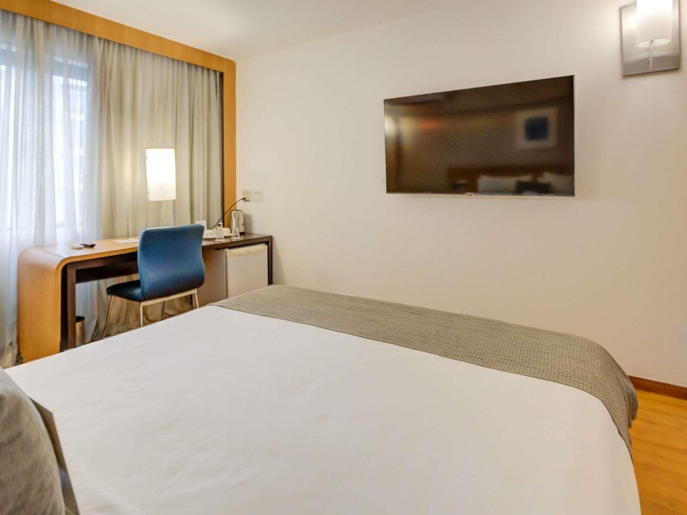 Habitación de categoría superior con una cama doble para huéspedes con limitaciones físicas del hotel Novotel Rj Santos Dumont. Foto 9