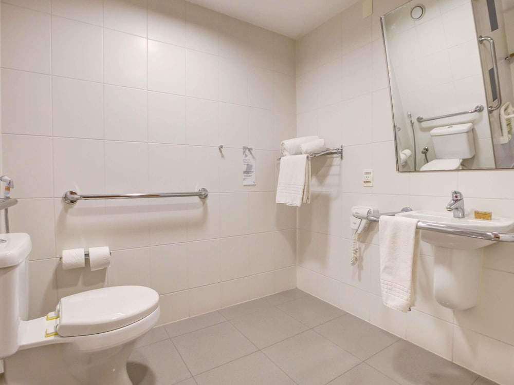 Habitación de categoría superior con una cama doble para huéspedes con limitaciones físicas del hotel Novotel Rj Santos Dumont. Foto 13