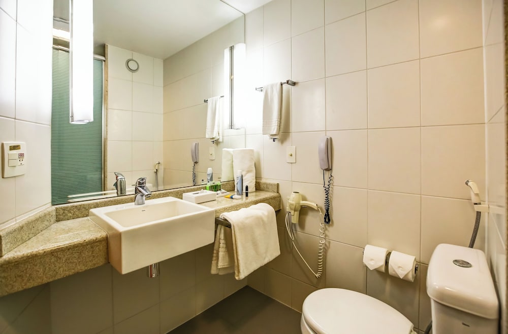 Habitación de categoría superior con una cama doble para huéspedes con limitaciones físicas del hotel Novotel Rj Santos Dumont. Foto 14