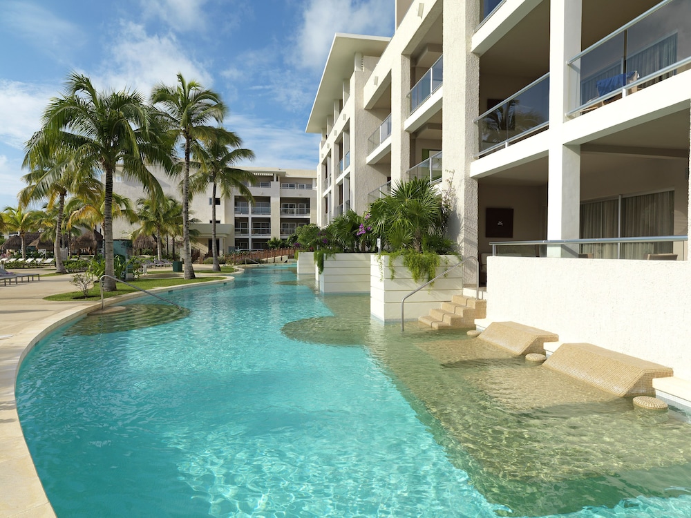 Junior suite Vista Piscina 1 Cama king Acceso Piscina 2 Camas dobles del hotel Paradisus Playa Del Carmen – Riviera Maya - All Inclusive. Foto 1