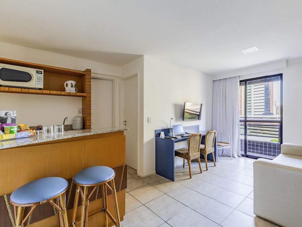 Habitación Standard con 2 camas individuales y cocina del hotel Mercure Fortaleza Meireles. Foto 4