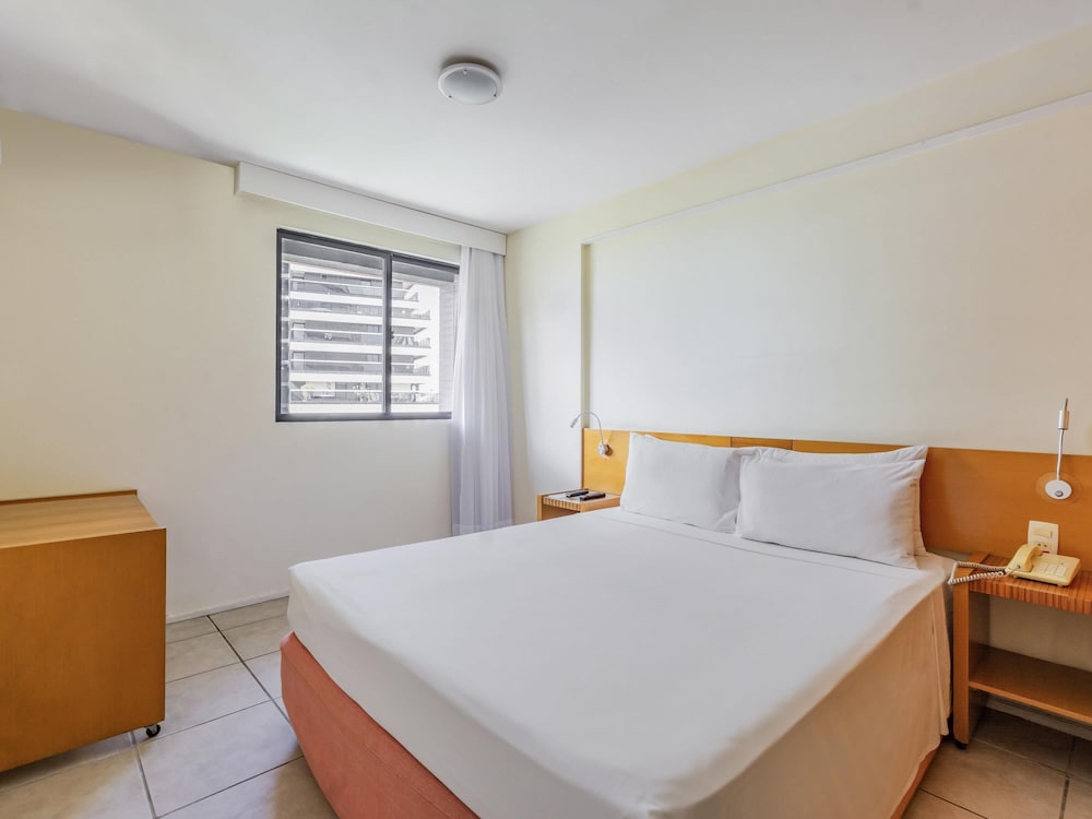 Apartamento familiar con 1 cama queen size, 2 camas individuales, cocina y balcón del hotel Mercure Fortaleza Meireles