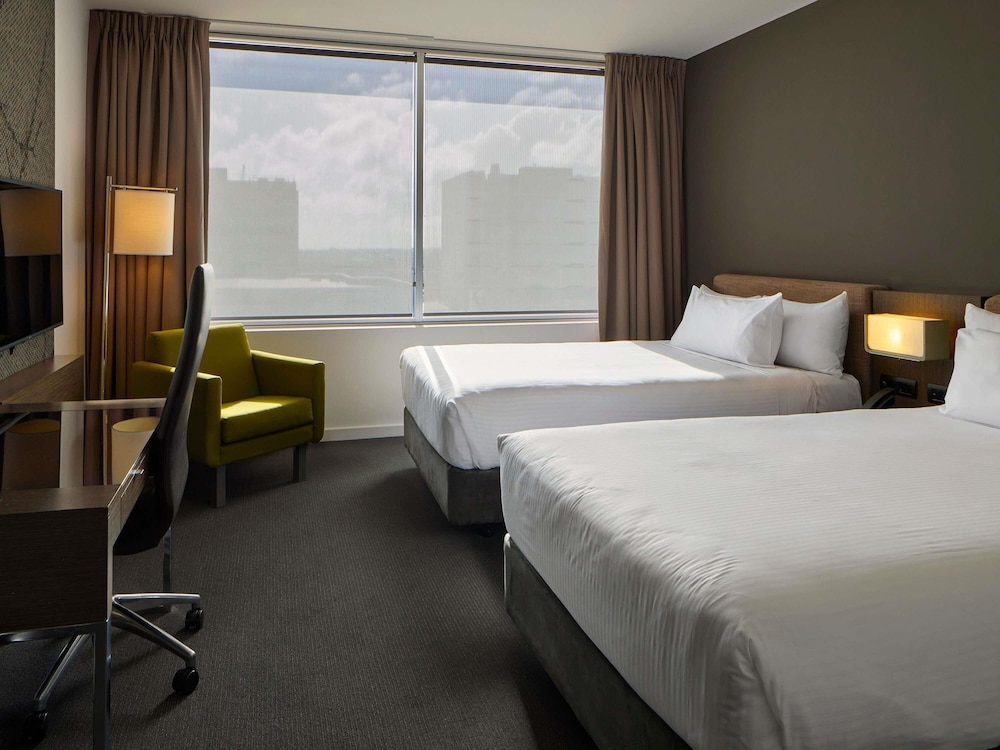 Habitación Deluxe, 2 camas dobles, vistas a la ciudad del hotel Pullman Adelaide