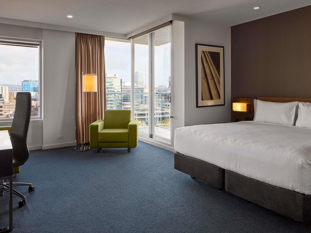 Suite Junior, Acceso al Salón, 1 cama King Size, vistas al parque y balcón del hotel Pullman Adelaide
