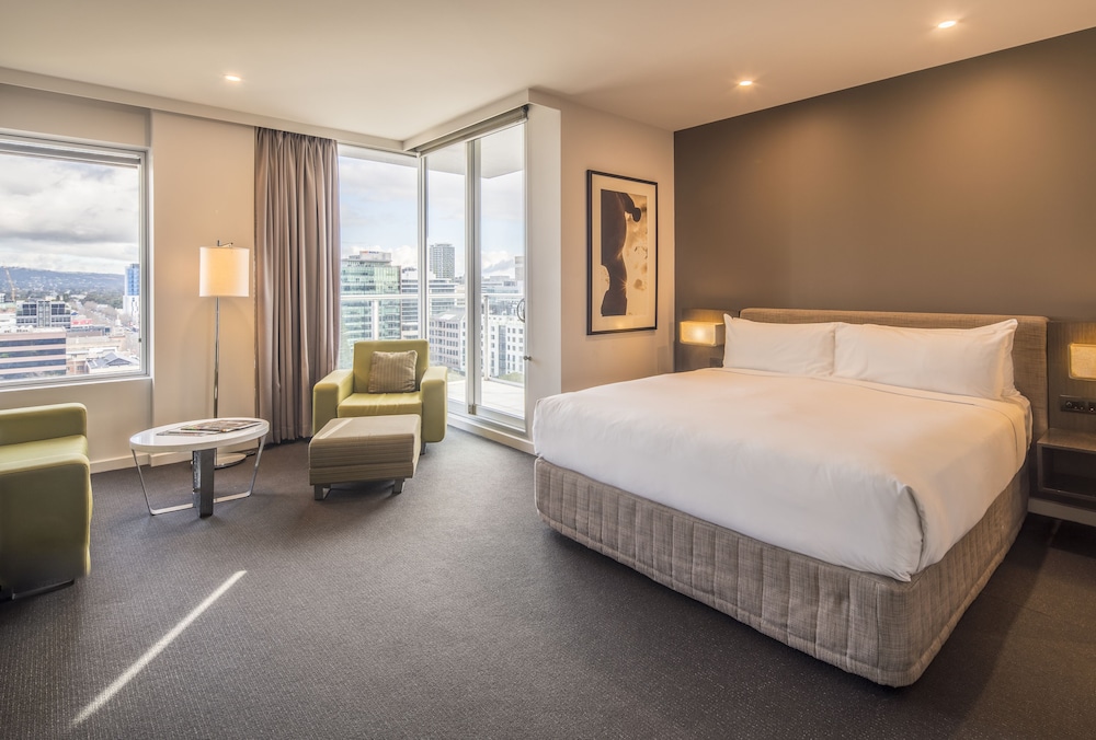 Suite Junior, Acceso al Salón, 1 cama King Size, vistas al parque y balcón del hotel Pullman Adelaide. Foto 2