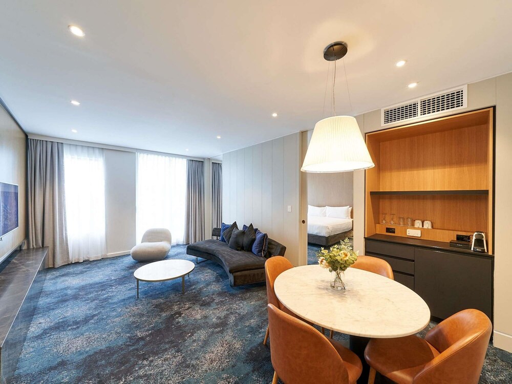 Suite Deluxe Ejecutiva, Acceso al Salón, 1 cama King Size, vistas al parque y balcón del hotel Pullman Adelaide. Foto 4