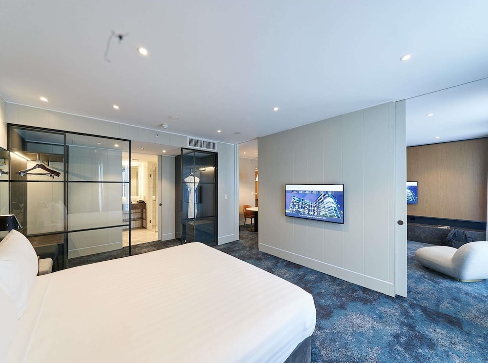 Suite Deluxe Ejecutiva, Acceso al Salón, 1 cama King Size, vistas al parque y balcón del hotel Pullman Adelaide. Foto 5
