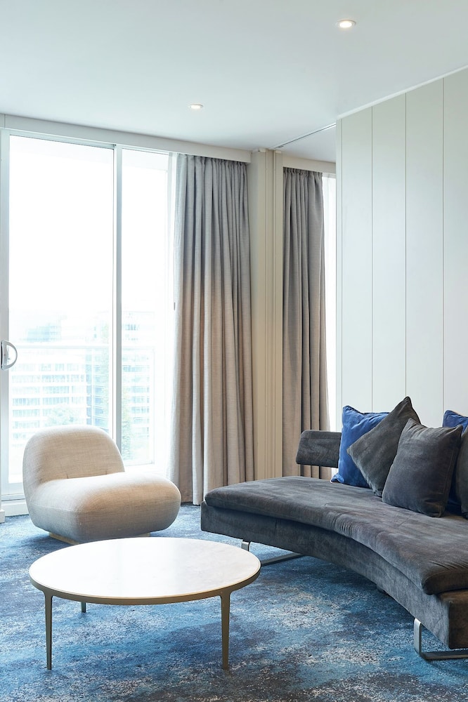 Suite Deluxe Ejecutiva, Acceso al Salón, 1 cama King Size, vistas al parque y balcón del hotel Pullman Adelaide. Foto 6