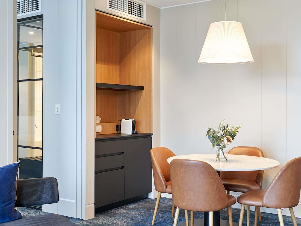 Suite Deluxe Ejecutiva, Acceso al Salón, 1 cama King Size, vistas al parque y balcón del hotel Pullman Adelaide. Foto 7