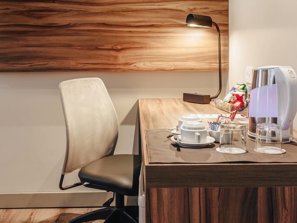 Apartamento Estándar con una cama King Size del hotel Mercure Curitiba Batel. Foto 4