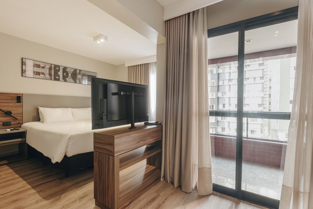 Apartamento Ejecutivo con 1 cama King Size y cocina equipada del hotel Mercure Curitiba Batel. Foto 1
