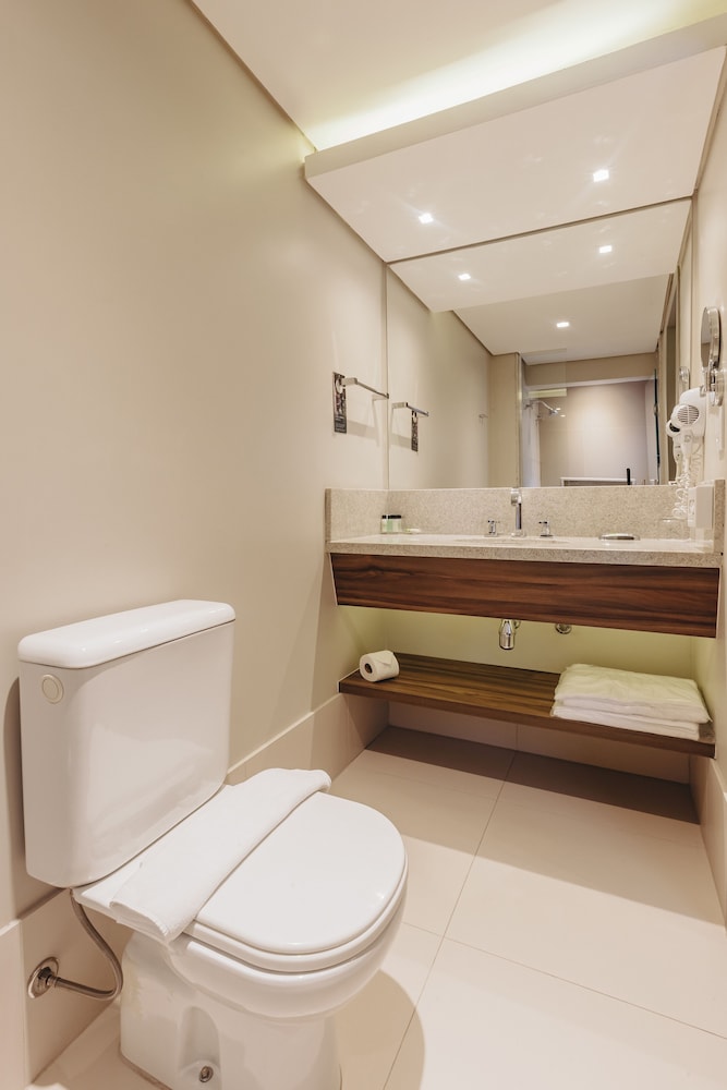 Apartamento Ejecutivo con 1 cama King Size y cocina equipada del hotel Mercure Curitiba Batel. Foto 6