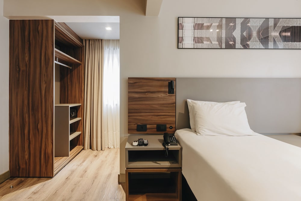 Apartamento Estándar con 2 camas individuales del hotel Mercure Curitiba Batel. Foto 2