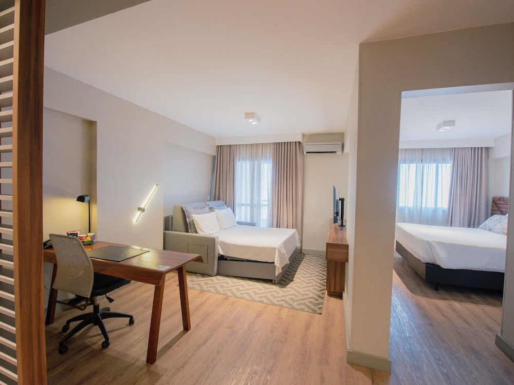 Apartamento Superior con cama King Size, sofá - cama y balcón del hotel Mercure Curitiba Batel. Foto 3