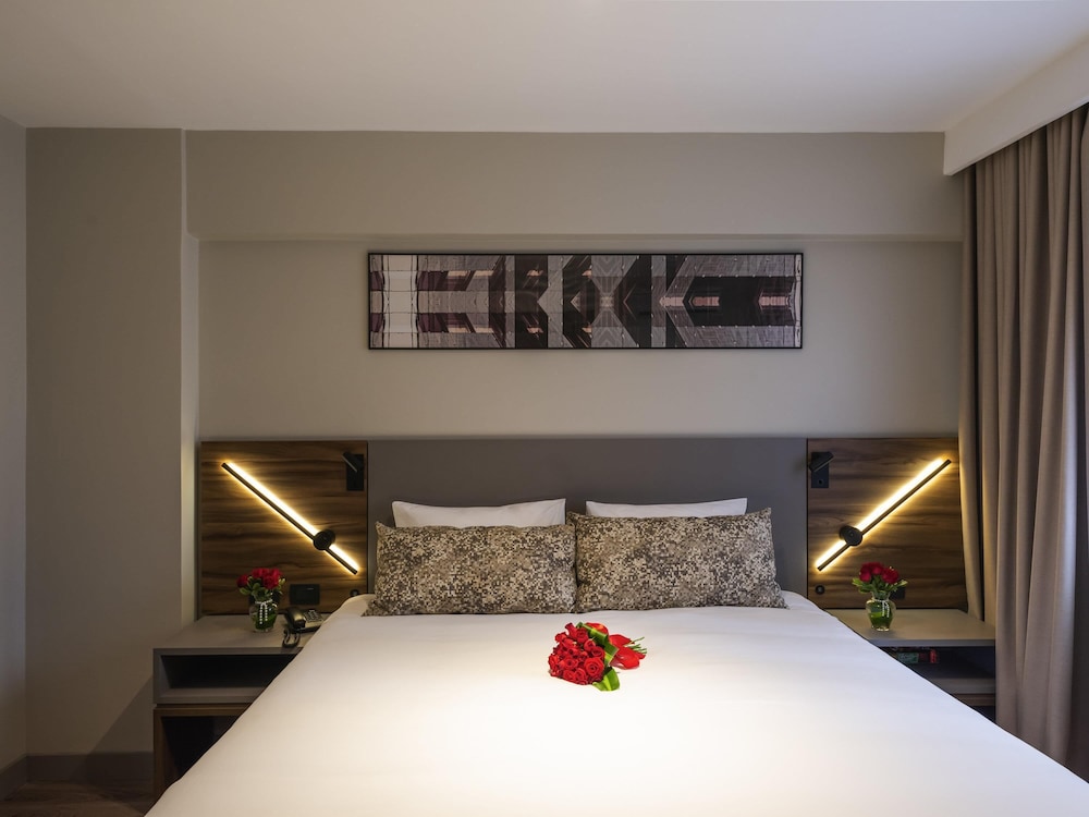 Apartamento Superior con cama King Size, sofá - cama y balcón del hotel Mercure Curitiba Batel. Foto 4