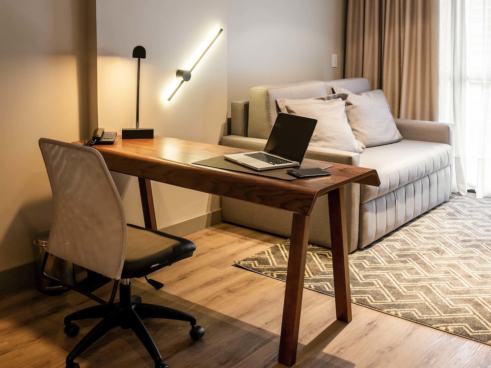 Apartamento Superior con cama King Size, sofá - cama y balcón del hotel Mercure Curitiba Batel. Foto 5