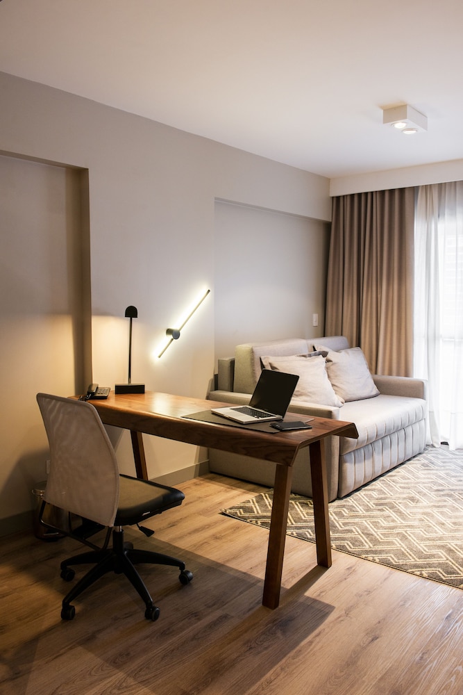 Apartamento Superior con cama King Size, sofá - cama y balcón del hotel Mercure Curitiba Batel. Foto 7