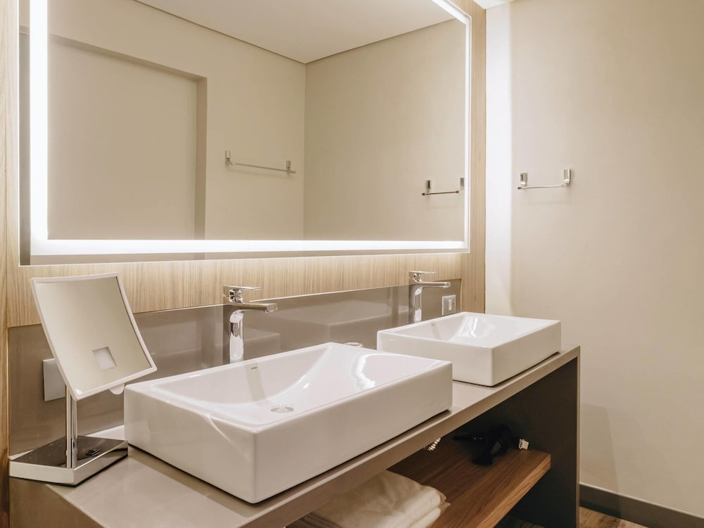 Suite Ejecutiva con 1 cama King Size del hotel Mercure Curitiba Batel. Foto 3