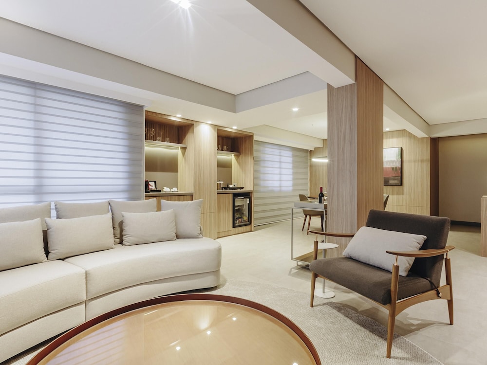 Suite Ejecutiva con 1 cama King Size del hotel Mercure Curitiba Batel. Foto 5