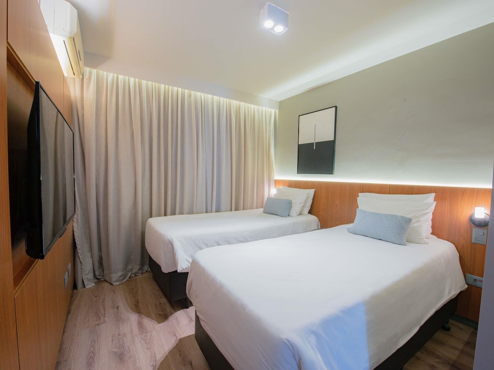 Suite Superior (1 cama King Size + 2 camas individuales o 1 cama King Size) del hotel Mercure Curitiba Batel. Foto 1