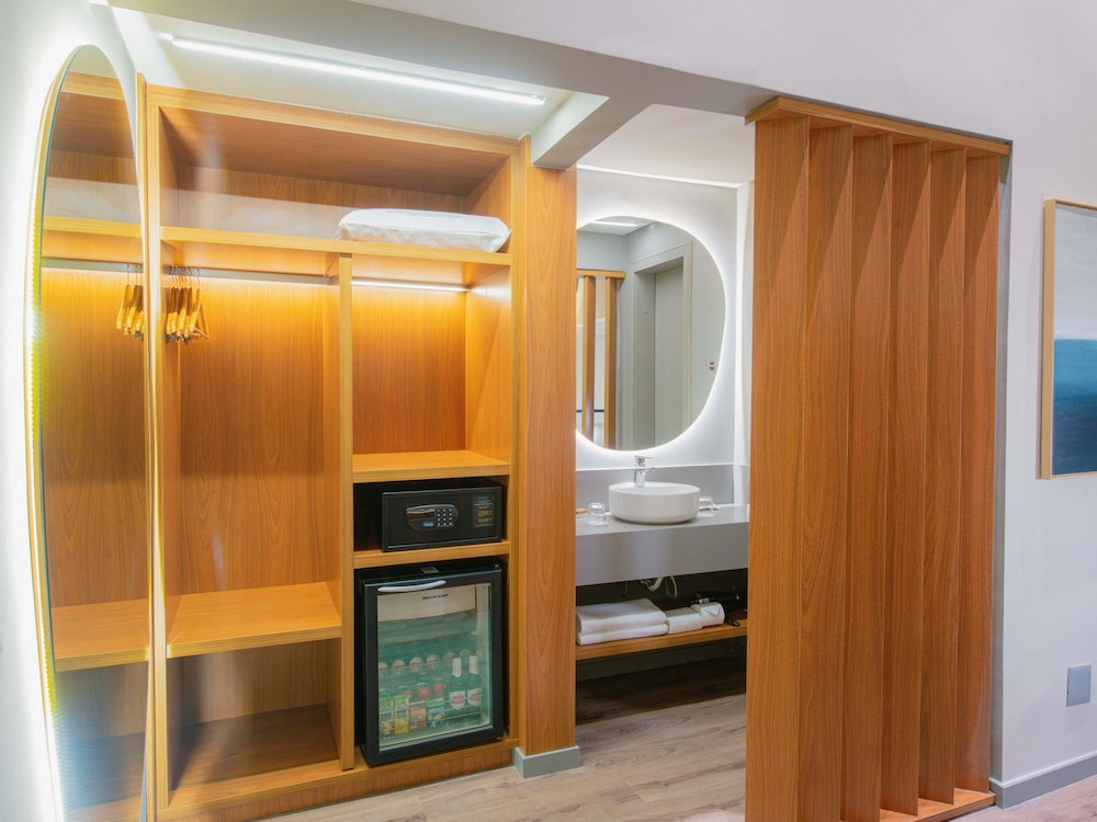 Suite Superior (1 cama King Size + 2 camas individuales o 1 cama King Size) del hotel Mercure Curitiba Batel. Foto 5